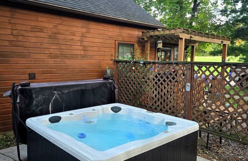 Silver Creek Cabin | LAKEVIEW Hot Tub Retreat Near Wineries!