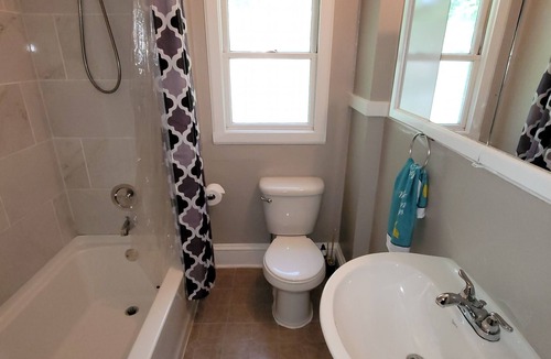 Lakewood House | Lakewood/CLE area 3 Bedrooms Sleeps 6