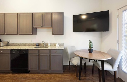 Church Hill Apartment | Landing | Modern Studio, Rooftop Lounge, Pool