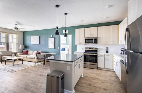 Kenton Apartment | Landing | Stunning 2BD, Clubhouse, Pool