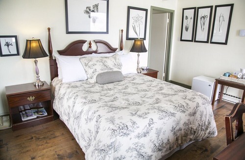 Queens Hotel | Lane's Privateer Inn - Nova Scotia Art Gallery Queen Bedroom