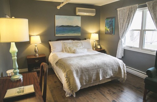 Queens Hotel | Lane's Privateer Inn - Nova Scotia Art Gallery Queen Bedroom