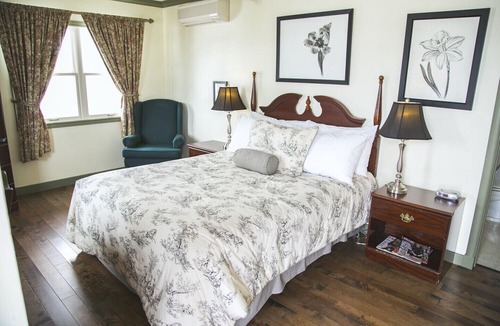 Queens Hotel | Lane's Privateer Inn - Nova Scotia Art Gallery Queen Bedroom