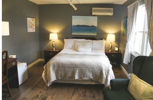 Queens Hotel | Lane's Privateer Inn - Superior Queen (#6)