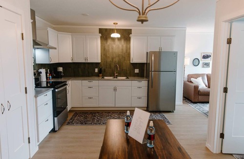 La Crete Apartment | Large 1BR Loft in La Crete - Full Kitchen