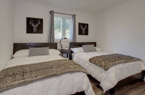 The Blue Mountains Cottage | Large 3 Bedroom Cottage with Lake Views