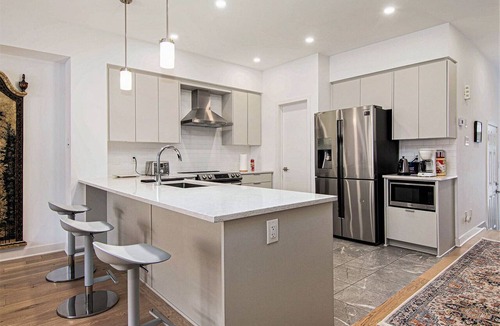 Ottawa Division House | Large family home: Downtown. Airport. Shops. River.