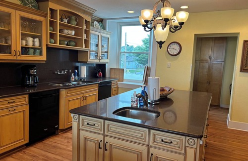 Marblehead House | LARGE HISTORIC HOME ON LAKE ERIE! PERFECT FOR REUNIONS! OCT 16-18 OPEN!