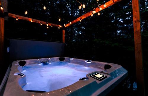 St-Adolphe-d'Howard Ski Chalet | Le Chalet Bleu, spa au bord du lac
