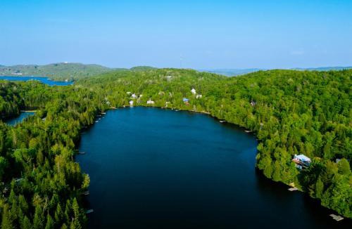 St-Adolphe-d'Howard Ski Chalet | Le Chalet Bleu, spa au bord du lac