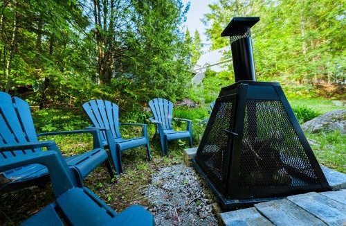 St-Adolphe-d'Howard Ski Chalet | Le Chalet Bleu, spa au bord du lac