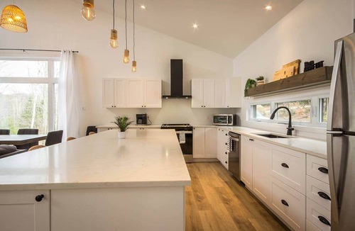 Lac Superieur Village Ski Chalet | Le Cozy – Hot Tub, Beach & Ski Getaway Tremblant