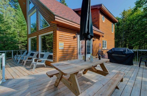 Lac-aux-Sables Ski Chalet | Le Missionnaire | Private Spa on the Lake