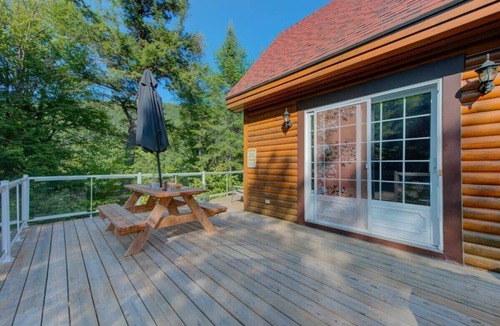 Lac-aux-Sables Ski Chalet | Le Missionnaire | Private Spa on the Lake