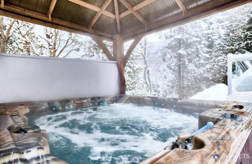 Lac-aux-Sables Ski Chalet | Le Missionnaire | Private Spa on the Lake