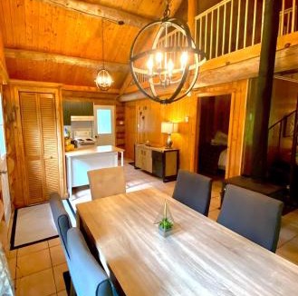 Saint-Gabriel-de-Valcartier Ski Chalet | Le Rondin, Chalet en bois rond avec spa