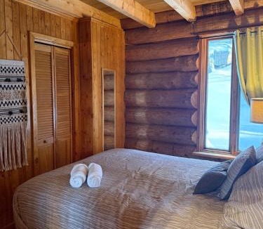 Saint-Gabriel-de-Valcartier Ski Chalet | Le Rondin, Chalet en bois rond avec spa