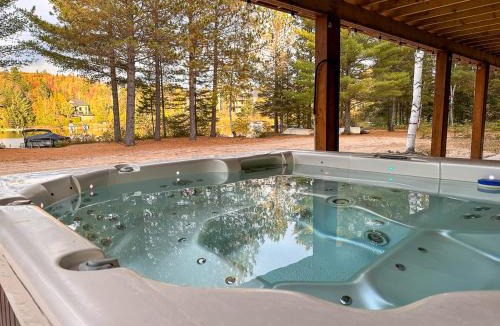 Notre-Dame-de-la-Merci Ski Chalet | Le Roselin Spa, Billiards & Lake Ouareau Front