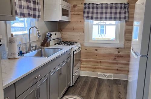 Geneva-on-the-Lake House | Linnys Cozy Cottages "Blue Pearl" 3-bedroom house on the strip in GOTL, spire