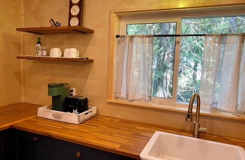 Halfmoon Bay Cabin | Little Anchor A-frame, off-grid & quick walk to the beach/pier/General Store