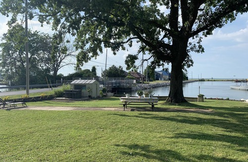 Lakeside House | Little House on the Lake Great place, great price!