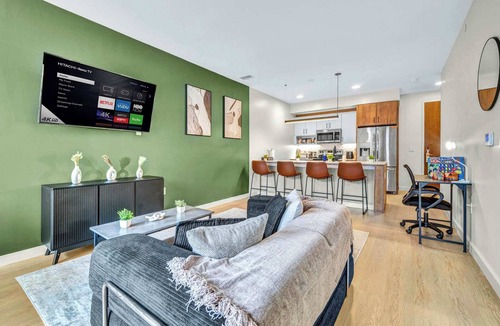 University Circle House | Little Italy & CWRU w King BedGymParkingWD