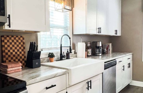 Lakewood House | LKWD Retreat - Hot Tub, Fenced Yard, PET friendly