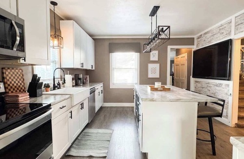 Lakewood House | LKWD Retreat - Hot Tub, Fenced Yard, PET friendly