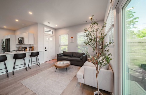Detroit - Shoreway House | Location! Modern Ohio City Luxury + 2 King Beds + Luxury Hot Tub