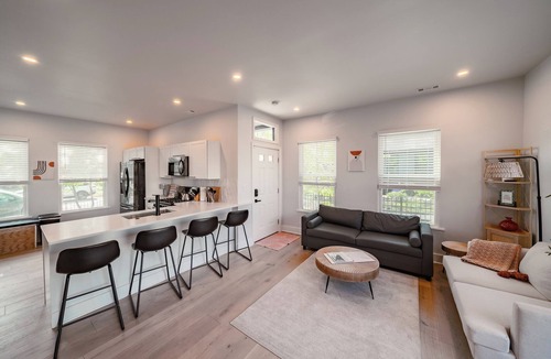 Detroit - Shoreway House | Location! Modern Ohio City Luxury + 2 King Beds + Luxury Hot Tub
