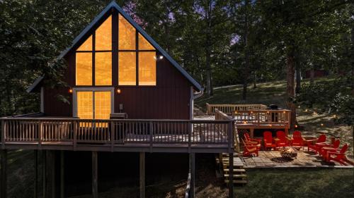 Ridgeway House | Loft style chalet w hot tub & fireplace