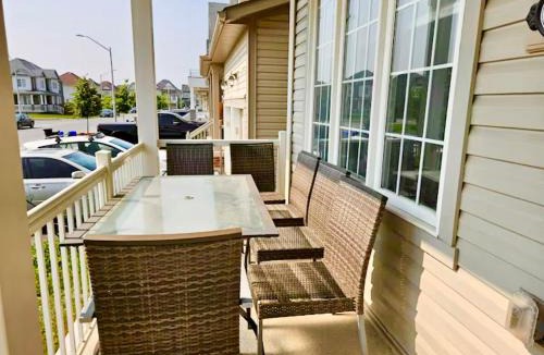 Thorold House | Lola's Place Luxury 3BR with 4BEDS, Sleeps 8, 3200 SF, 15 Minutes away from Niagara Falls