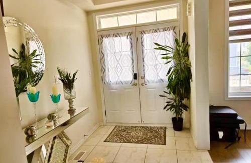 Thorold House | Lola's Place Luxury 3BR with 4BEDS, Sleeps 8, 3200 SF, 15 Minutes away from Niagara Falls