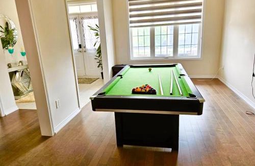 Thorold House | Lola's Place Luxury 3BR with 4BEDS, Sleeps 8, 3200 SF, 15 Minutes away from Niagara Falls