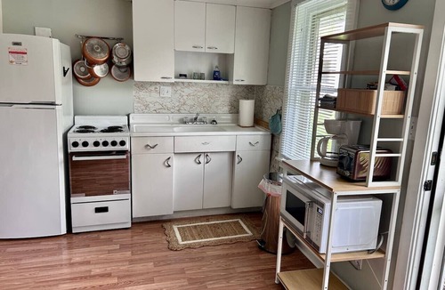 Geneva-on-the-Lake Cottage | Lovely 2 Bedroom GOTL Cottage -Pet Friendly! Sleeps 6.