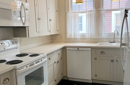 Lakeside House | Lovely Lakeside Cottage! Sleep 11, easy parking, linens included! Book 2026 Now!