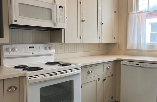 Lakeside House | Lovely Lakeside Cottage! Sleep 11, easy parking, linens included! Book 2026 Now!