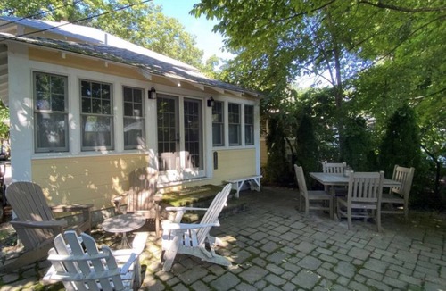 Lakeside House | Lovely Lakeside Cottage! Sleep 11, easy parking, linens included! Book 2026 Now!