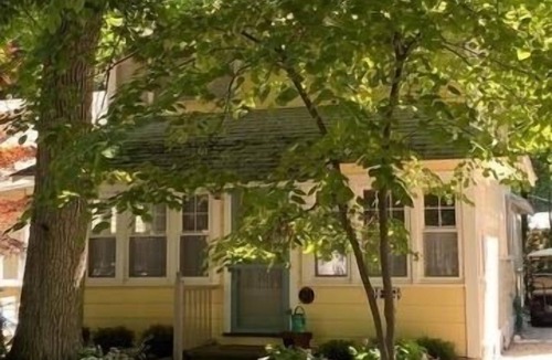 Lakeside House | Lovely Lakeside Cottage! Sleep 11, easy parking, linens included! Book 2026 Now!