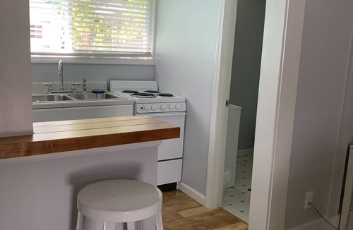 Lakeside Apartment | Lovely Studio Cottage.Great Location! Gate & Parking Fees Extra. Review details