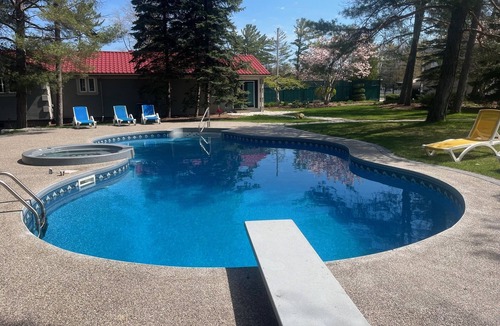 Wasaga Beach Cottage | Lovely Water Front Cottage- pool,firepit and amenities near by & access to water