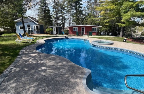 Wasaga Beach Cottage | Lovely Water Front Cottage- pool,firepit and amenities near by & access to water
