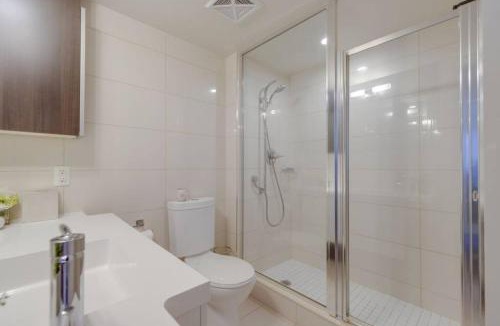 Toronto Entertainment District House | LUX 2BR 1BA Steps to CN Tower W Parking included