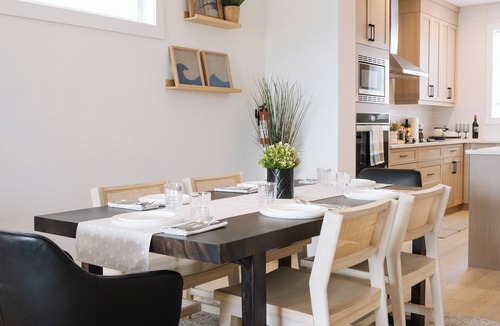 Keith House | Lux Retreat Pondside Bliss Central AC Garage Banff 1hr
