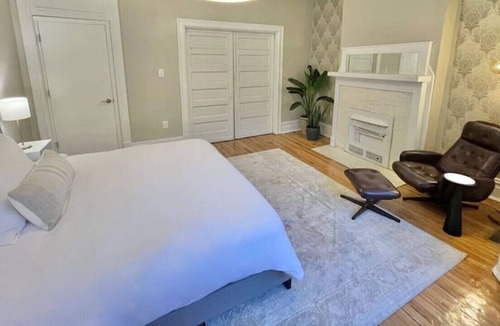 Bloomfield Apartment | Luxe Bloomfield Apt ❈ UPMC/Pitt/CMU ❈ Free Parking