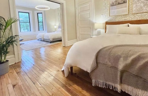 Bloomfield Apartment | Luxe Bloomfield Apt ❈ UPMC/Pitt/CMU ❈ Free Parking