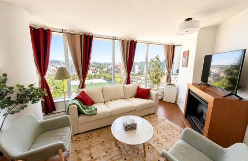 Crosstown Apartment | Luxe City Retreat Pool Jacuzzi & Sauna