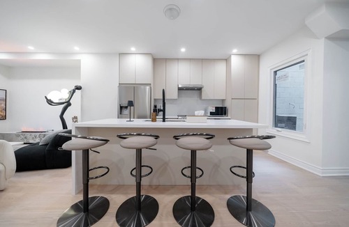 Niagara Hotel | Luxe Group Stay in King West