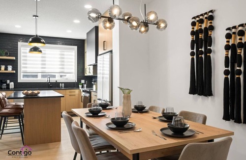 Northwest Edmonton House | Luxe Retreat | Sleeps 12 | Garage | AC | 10 min DT