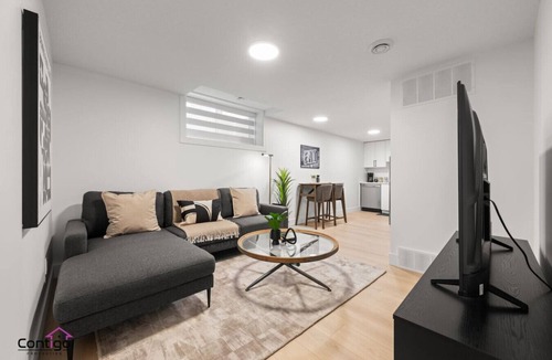 Northwest Edmonton House | Luxe Retreat | Sleeps 12 | Garage | AC | 10 min DT